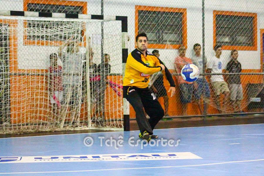Leandro Barbosa, goleiro da Metodista, Destaque da partida. (foto Marcio Pereira / Tchê Esportes)