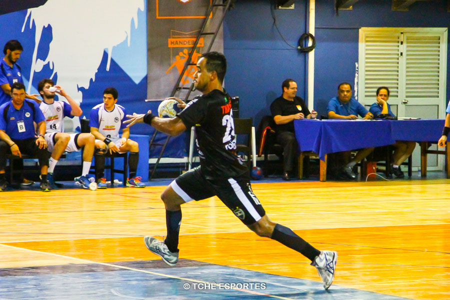 Thiago Santos, Taubaté, destaque da partida. (foto André Pereira / Tchê Esportes)