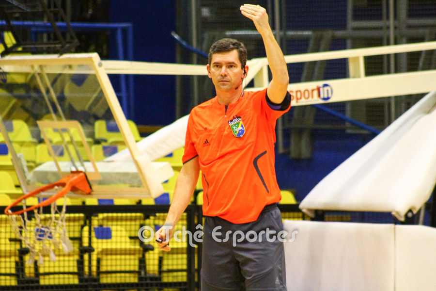 Roger Prado, árbitro do jogo. (foto André Pereira / Tchê Esportes)