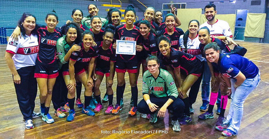 Equipe do Guarulhos após a vitória. (foto Rogério Fiacadori / FPHb)