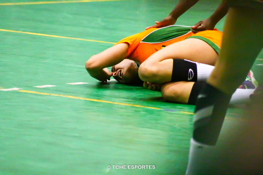 Ana Barbosa torce o joelho. (foto André Pereira / Tchê Esportes)