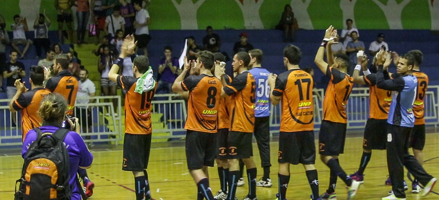 São Caetano faz festa para a torcida e ganha de São José
