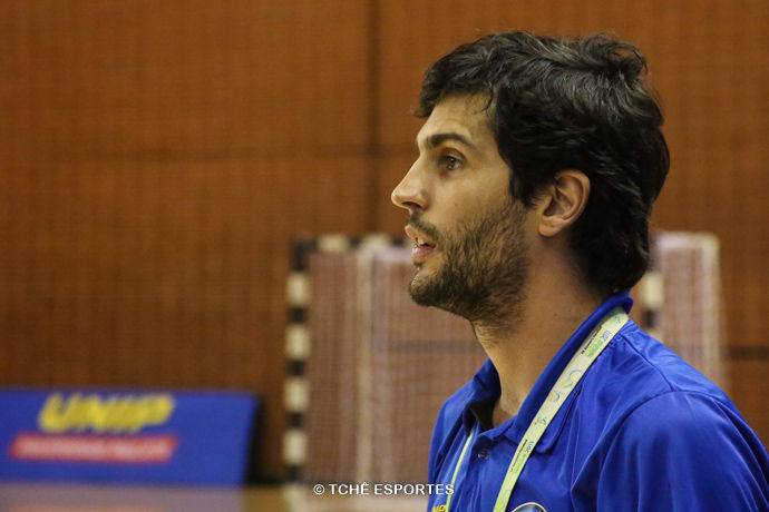 Alex Aprille, técnico do Pinheiros. (foto André Pereira / Tchê Esportes)