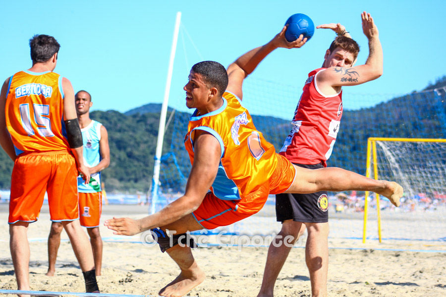 Equipe de Bertioga no ataque. (foto André Pereira / Tchê Esportes)