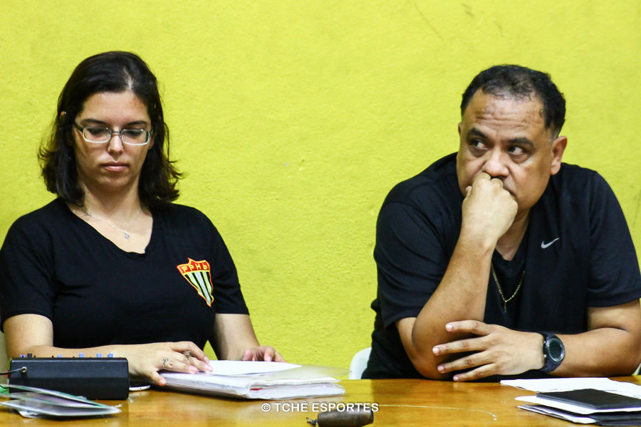 Danielle Oliveira, cronometrista e Fernando Nascimento, secretário. (foto André Pereira / Tchê Esportes)