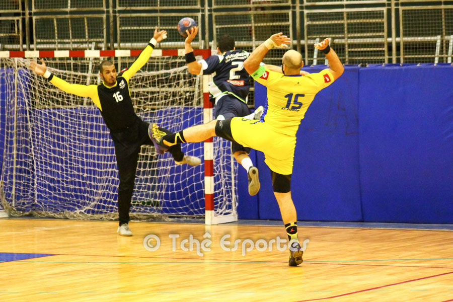 Lance que gerou a expulsão de Carbone da Hebraica. (foto André Pereira / Tchê Esportes)