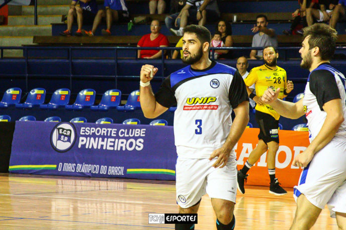 Leo Dutra (3), comemora um dos oitos gols. (foto Andréa Rodrigues / Tchê Esportes)