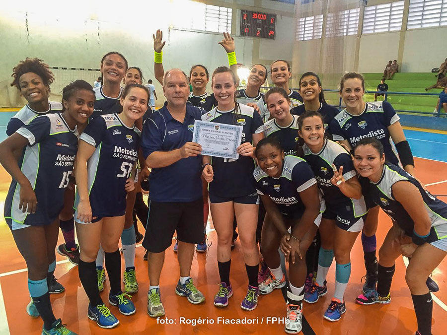 Maria Paula Macedo (ao centro), foi a Destaque do jogo. (foto Rogério Fiacadori / Federação Paulista de Handebol)