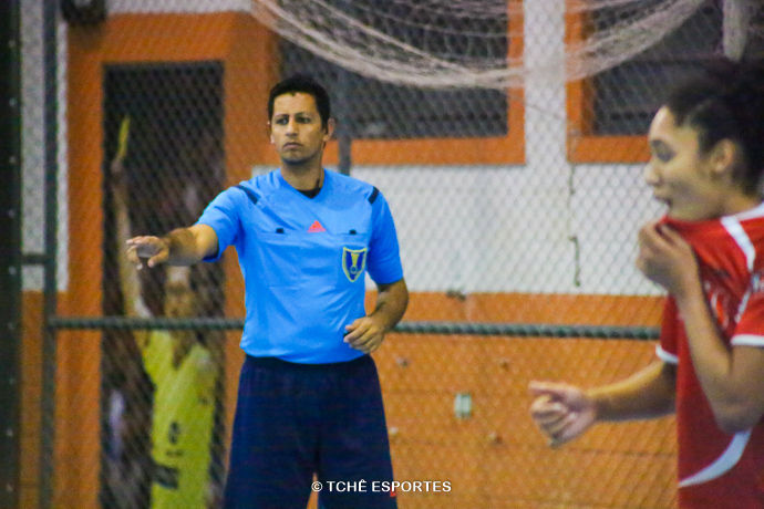 Daniel Magalhães, árbitro do jogo. (foto André Pereira / Tchê Esportes)