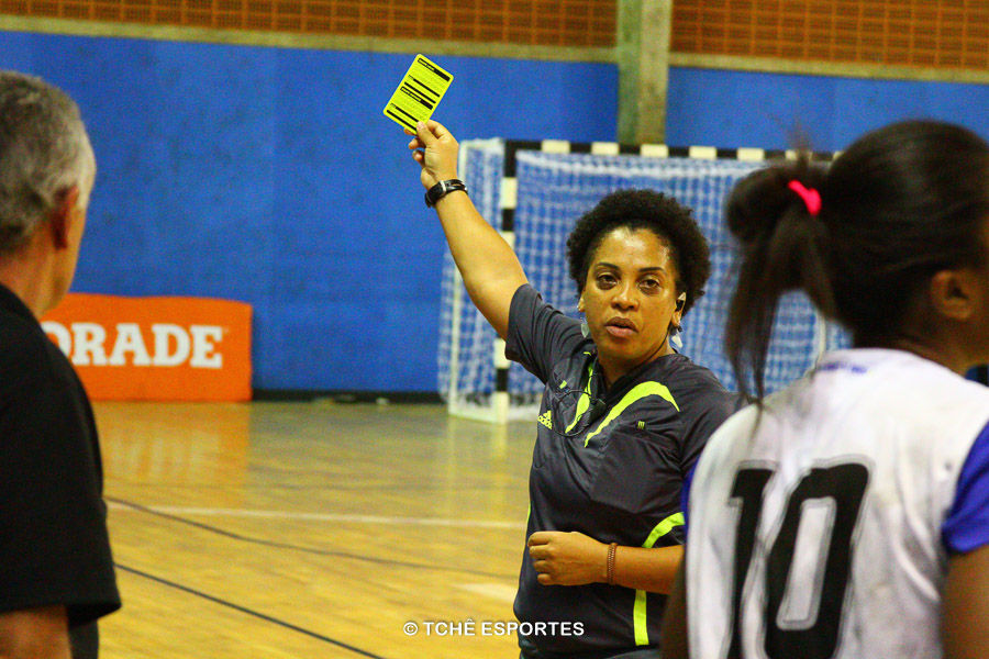 Hosana Bastos, árbitra do jogo. (foto André Pereira / Tchê Esportes)