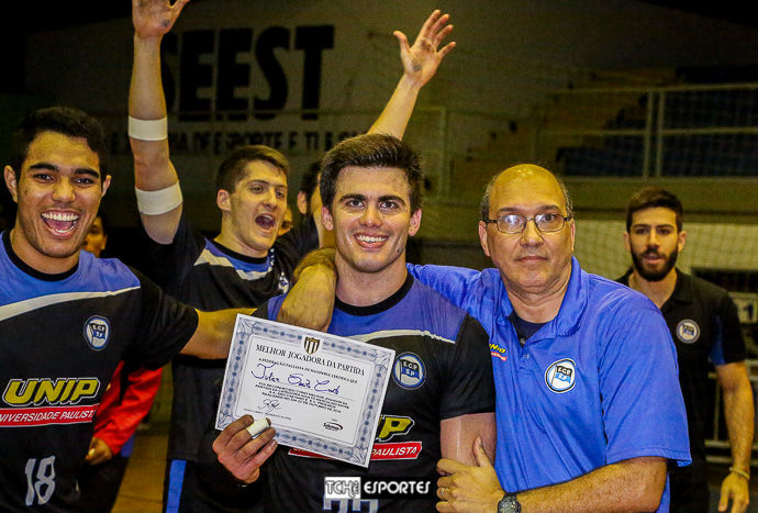 Julian com o diploma de "Melhor Jogador da Partida" da FPHb. (foto André Pereira / Tchê Esportes)