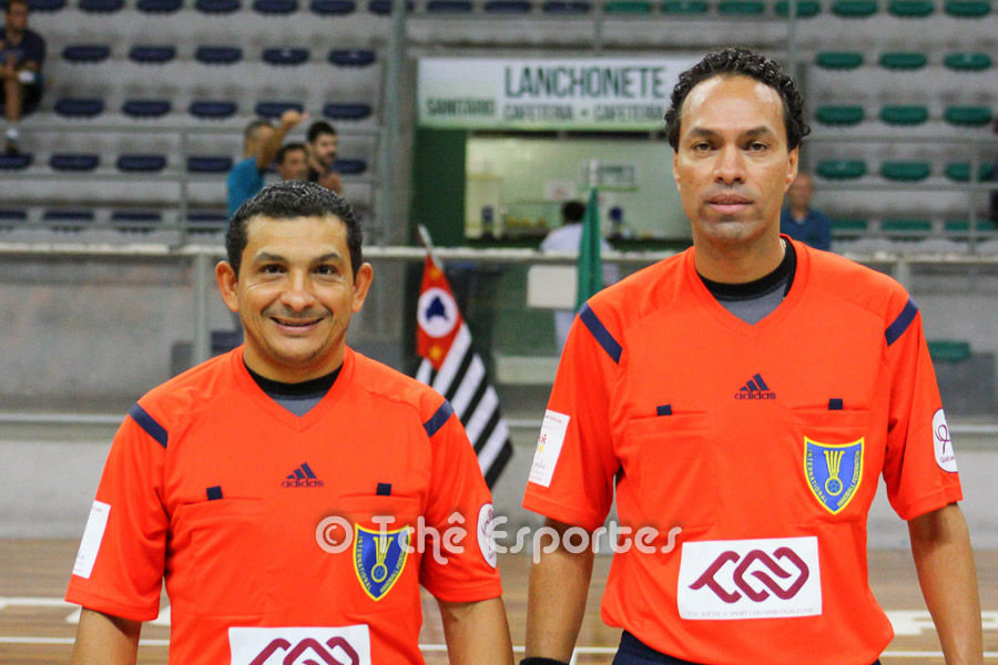 Nilson Menezes e Rogério Pinto, árbitros do jogo. (foto André Pereira / Tchê Esportes)