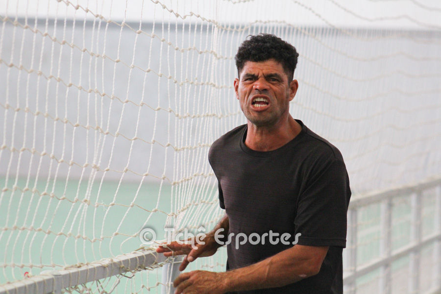 Torcedor indignado com o árbitro do jogo preliminar.