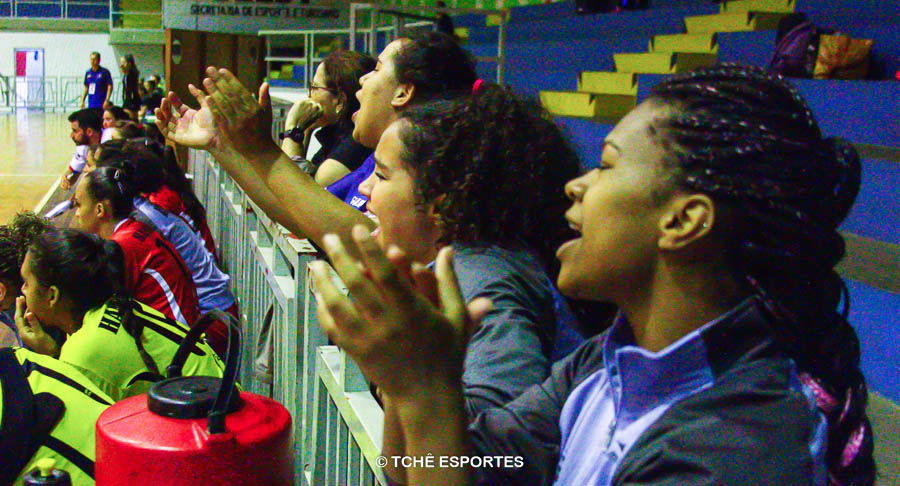 Torcedoras do Guarulho fizeram muito barulho. (foto André Pereira / Tchê Esportes)
