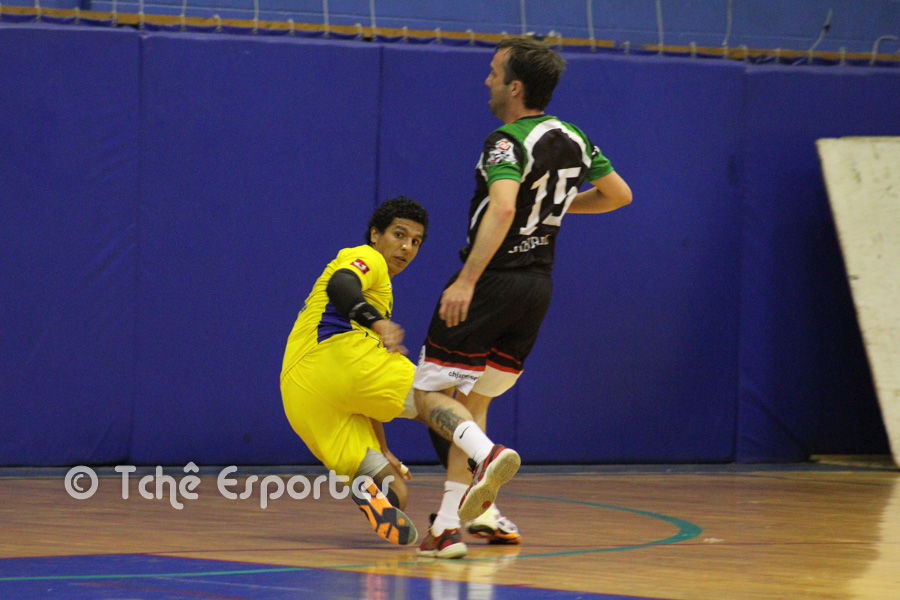 Ettore, Hebraica. após fazer gol de costas (foto André Pereira / Tchê Esportes)
