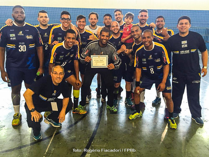 Equipe do São José comemora a vitória. (foto Rogério Fiacadori/FPHb)
