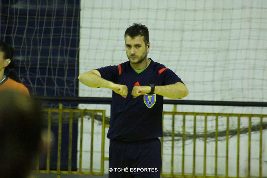 Árbitro: Adriano Rocha. Foto: André Pereira / Tchê Esportes