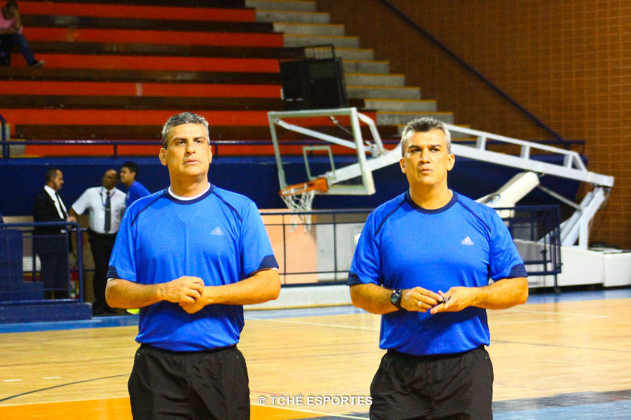 Árbitros: César Barcellos e Marcelo Barcellos. Foto: Marcio Rodrigues / Tchê Esportes