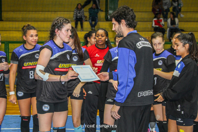 Juliana recebe o diploma de melhor do jogo. (foto Andréa Rodrigues / Tchê Esportes)