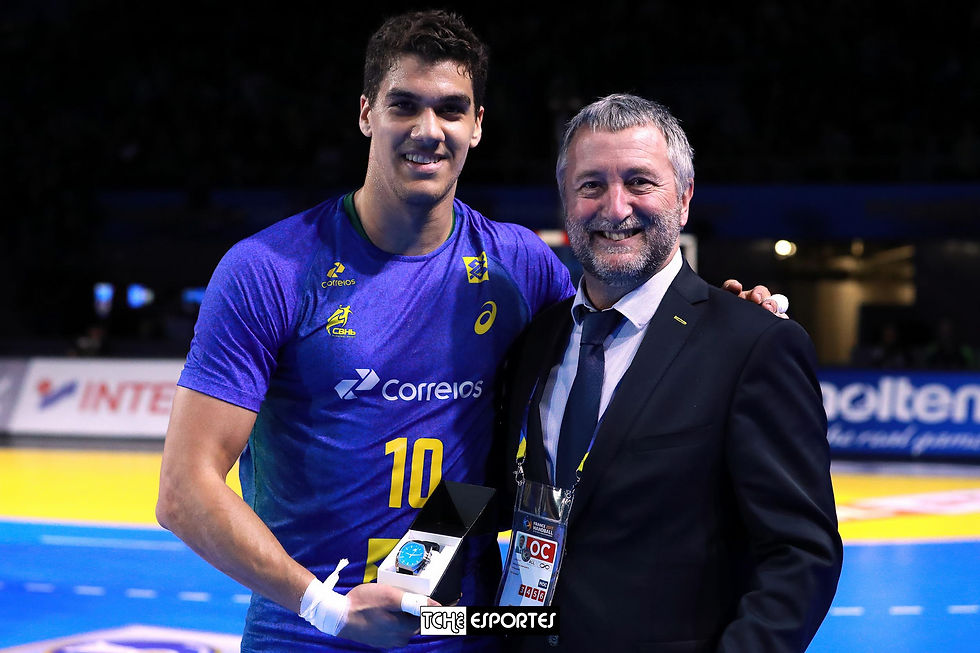 Zé Toledo, armador da Seleção Brasileira, recebe prêmio de MVP ao final do jogo.(foto Divulgação)