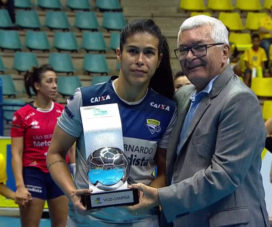 Capitã do São Bernardo/Metodista, Ariadne Tomaz recebe trpféu de vice-campeão da Liga (reprodução SporTV)