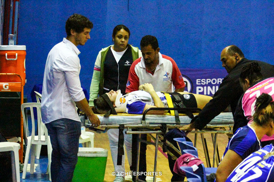 Isabellinha sendo retirada de quadra. Foto: André Pereira / Tchê Esportes