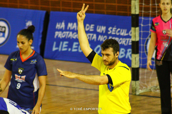 Adriano Rocha, árbitro do jogo. (foto André Pereira / Tchê Esportes)