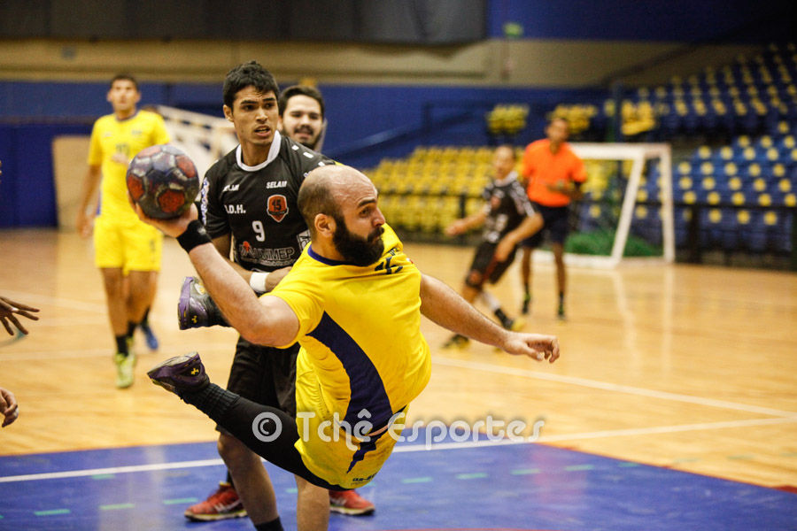 Felipe Carbone, Hebraica, no ataque. (foto André Pereira / Tchê Esportes)