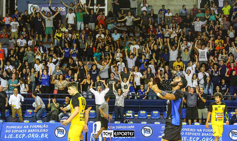 Torcidas apoiaram as equipes durante todo o jogo. (foto André Pereira / Tchê Esportes)