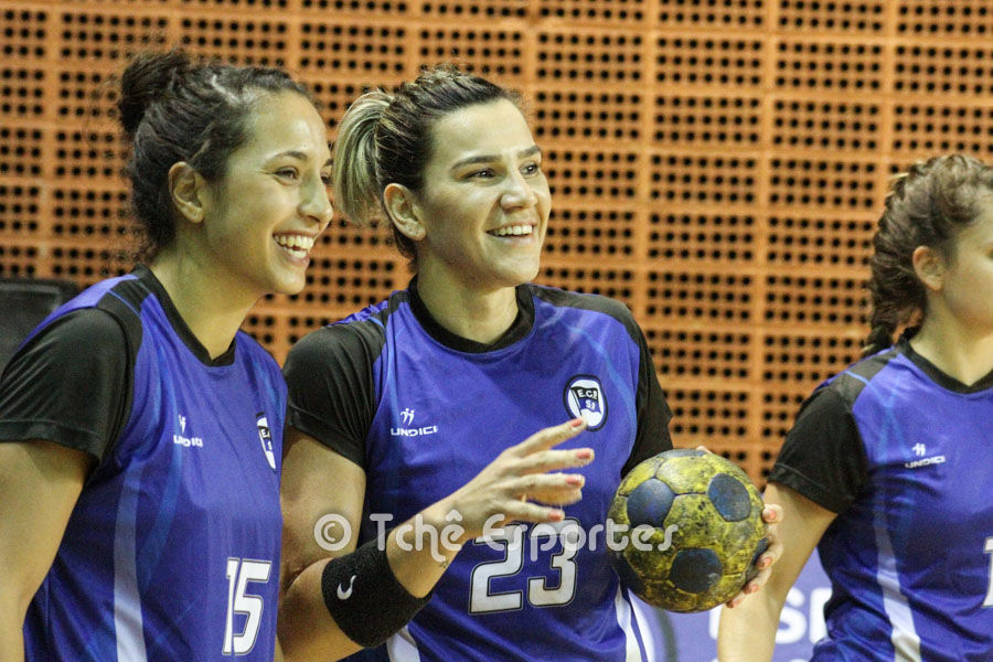 Camila (15) e Giorgea (23), EC Pinheiros, em busca dos pontos perdidos. (foto arquivo Tchê Esportes)