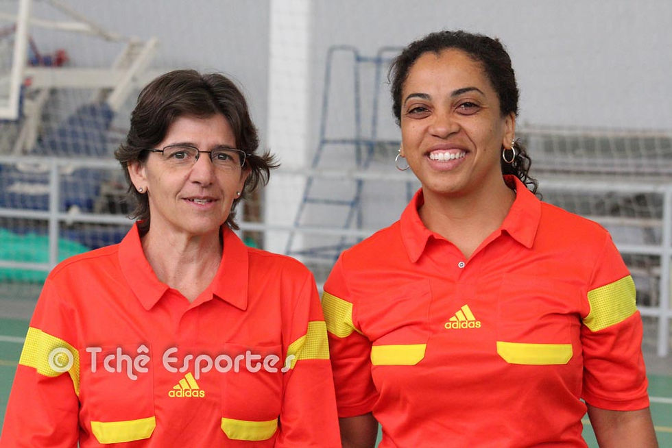 Silvana Silva e Hosana Bastos, árbitras do jogo. (foto André Pereira / Tchê Esportes)