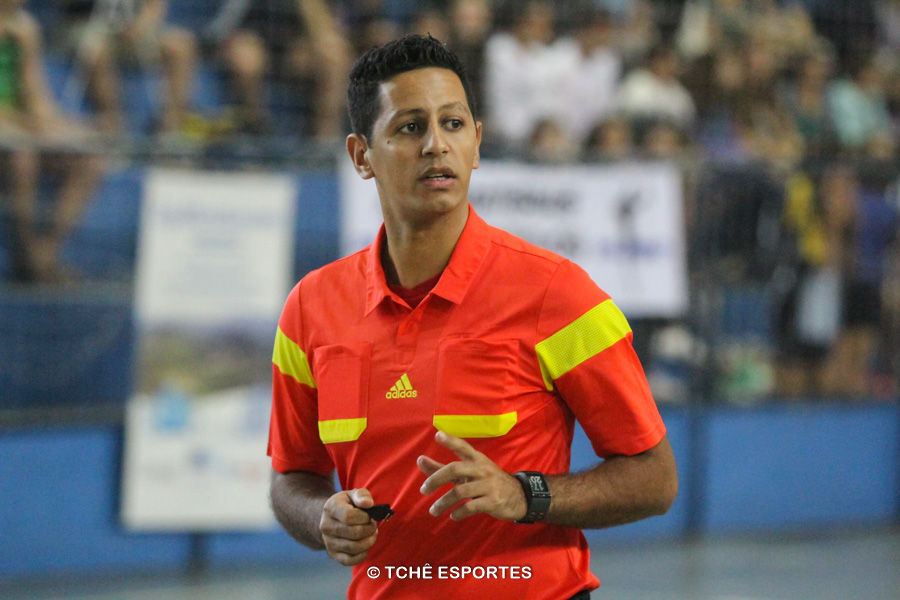 Daniel Magalhães, árbitro do jogo. (foto André Pereira / Tchê Esportes)