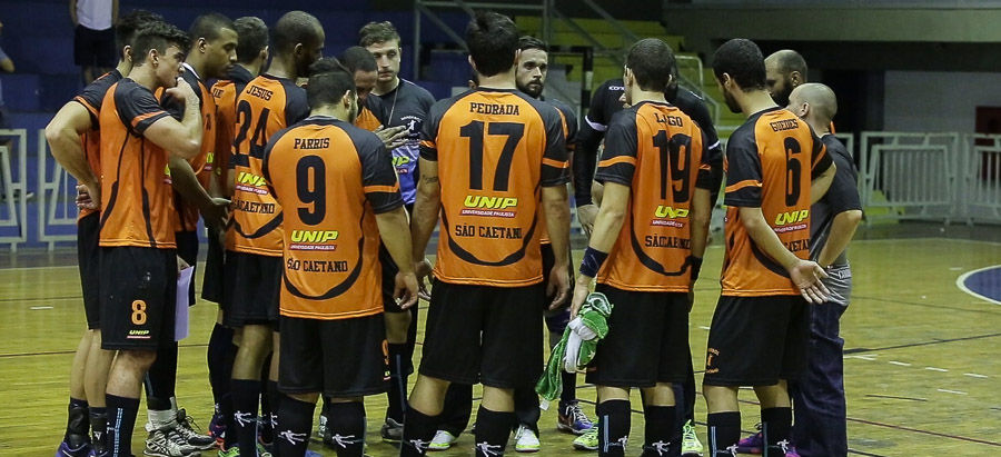 São Caetano joga forte na defesa e vence Guarulhos