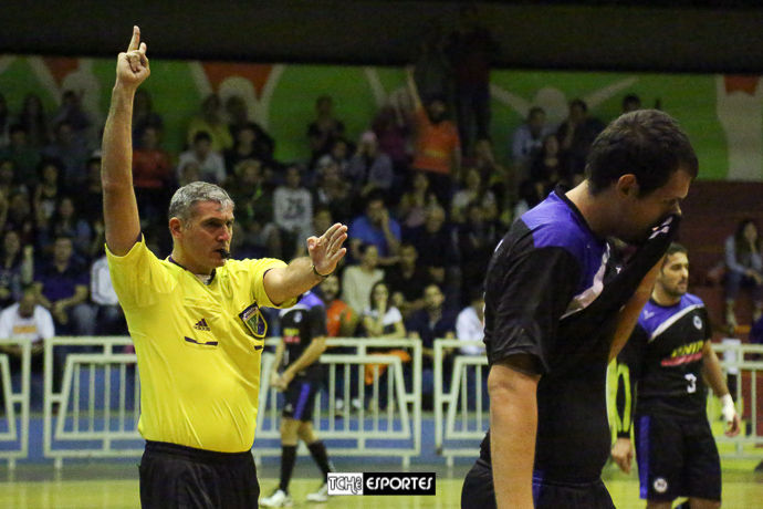 Marcelo Matos, árbitro do jogo. (foto André Pereira / Tchê Esportes)
