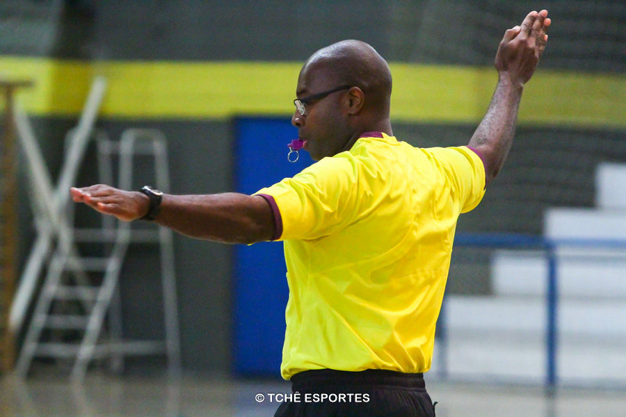 Francisco Rosa, árbitro do jogo. (foto André Pereira / Tchê Esportes)