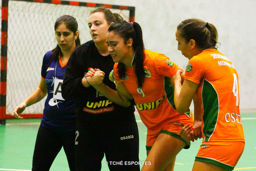 Ana Barbosa, machucada, deixa a quadra. (foto André Pereira / Tchê Esportes)