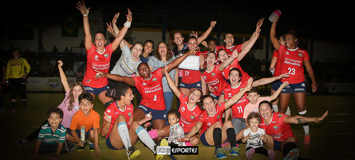 Equipe da Metodista comemora com Atalita. (foto André Pereira / Tchê Esportes)