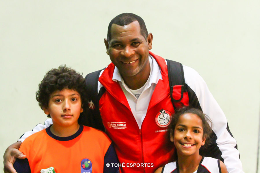 Cubano e atletas participantes. (foto André Pereira / Tchê Esportes)