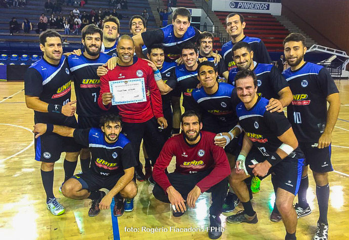 Equipe do Pinheiros comemora a vitória. (foto Rogério Fiacadori /FPHb)
