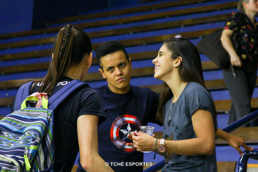 Jéssica (centro) e Ana Luiza (direita), torcida VIP. (foto André Pereira / Tchê Esportes)