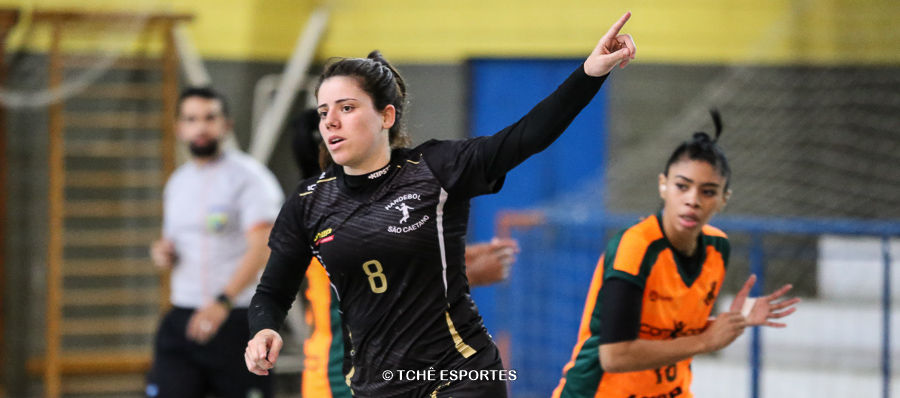 Carolina Fajardo, do São Caetano, comemoração em homenagem à mãe. (foto André Pereira / Tchê Esportes)