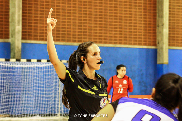 Juliana Lima, PR, árbitra do jogo. (foto AndréPereira / Tchê Esportes)