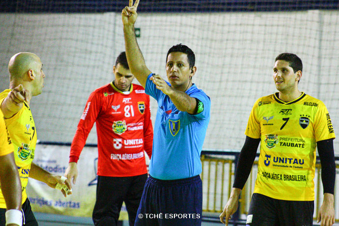 Daniel Magalhães, árbitro do jogo. (foto André Pereira / Tchê Esportes)
