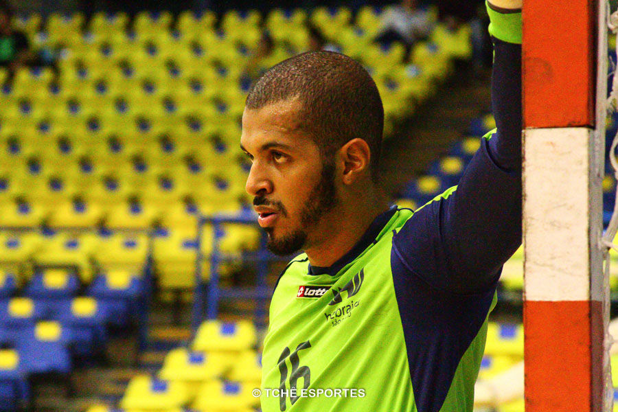 Alan Santos, goleiro da Hebraia. Melhor do jogo. (foto arquivo Tchê Esportes)