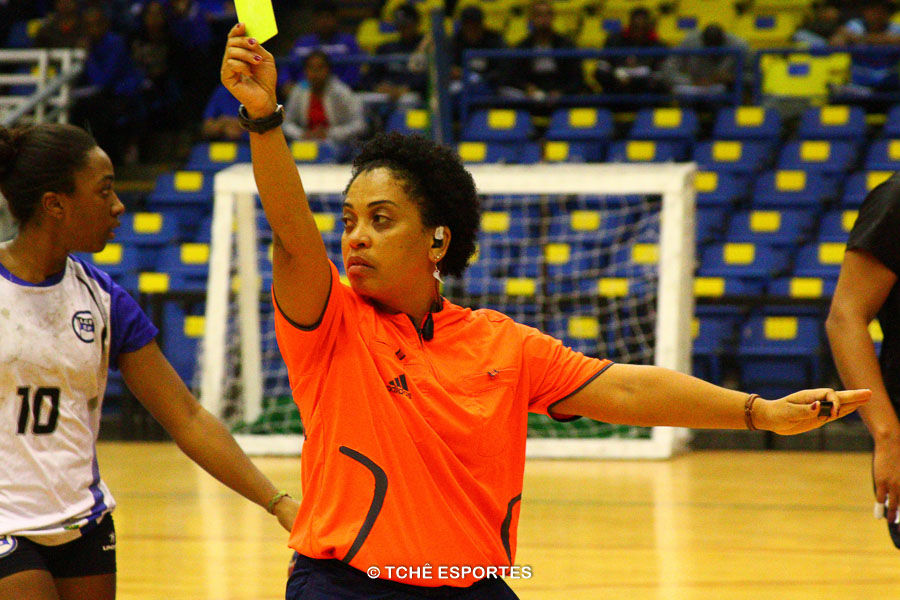 Hosana Bastos, árbitra do jogo. (foto André Pereira)
