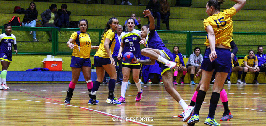 Bruna Paula, do São José, no ataque. (foto Andréa Rodrigues / Tchê Esportes)