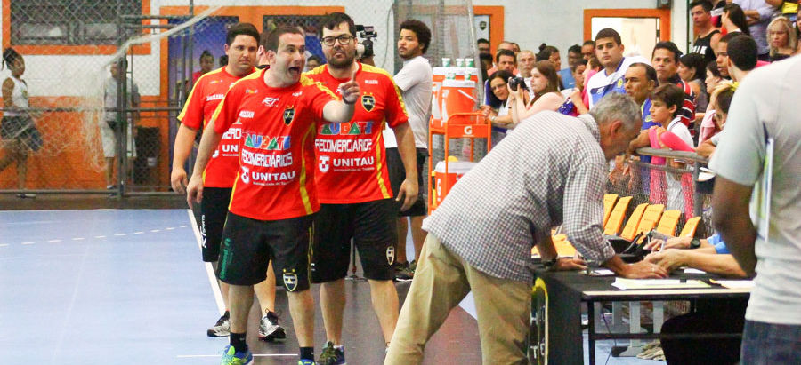 Marcus TatĂĄ reclama muito da arbitragem em jogo da final