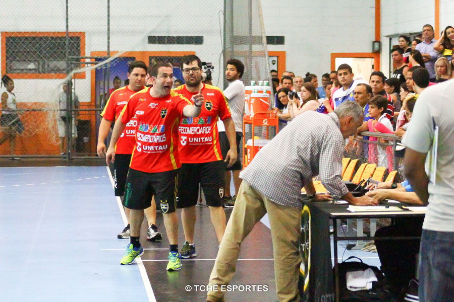 Tatá reclama da arbitragem. (foto Marcio Pereira / Tchê Esportes)