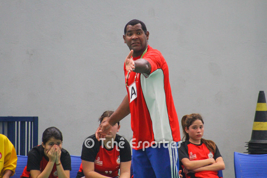 Técnico Cubano orientando equipe do jogo preliminar
