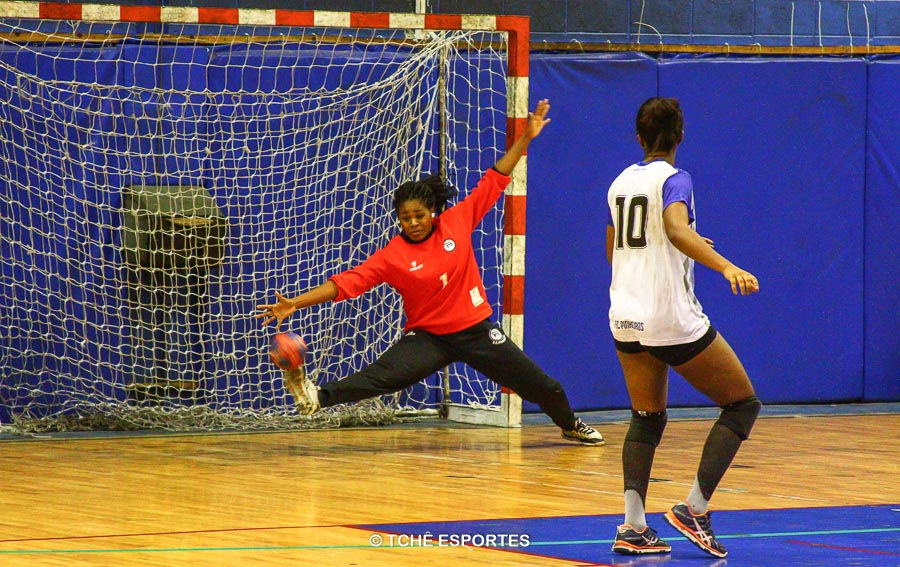 Tatiana evita o gol com a pontinha do pé. (foto André Pereira /Tchê Esportes)